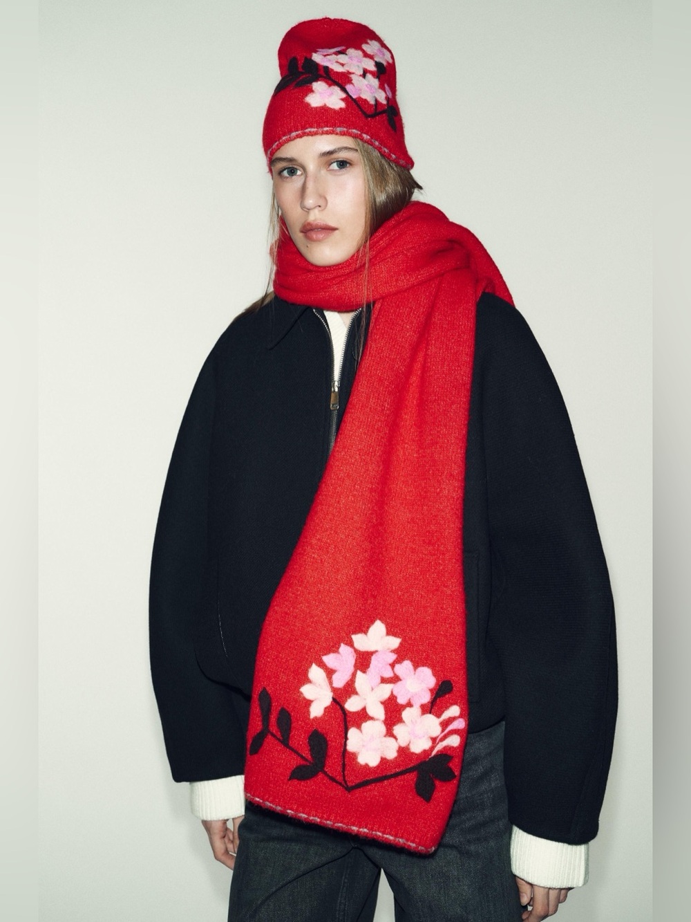 NWT Zara Woman Accessories KNIT SCARF & BEANIE SET WITH CONTRASTING FLOWERS Red